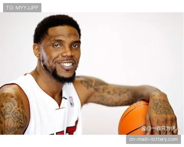 致敬传奇：中场播放视频致敬即将退役的热火队魂哈斯勒姆