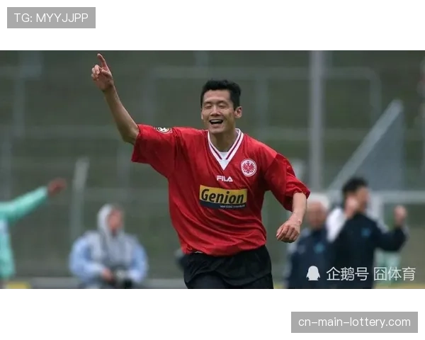 法兰克福后卫因危险驾驶被起诉，俱乐部处以内部停薪两场处罚